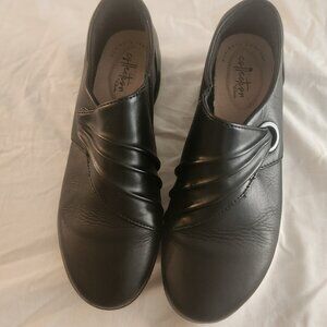 Clarks Hope Ultimate Comfort Collection Black Leather Slip On Shoes Size 6.5
